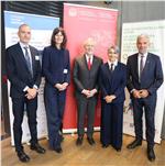 Alla presentazione delle linee guida “La parità inizia dal linguaggio” (da sx): Luca Filippi, Annemarie Kaser, Michl Ebner, Brigitte Hofer e Arnold Schuler (Foto: CP)