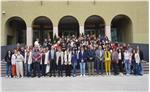 Alunne e alunni delle classi premiate davanti al Consiglio provinciale. (Foto: Consiglio provinciale di Bolzano/GNews)