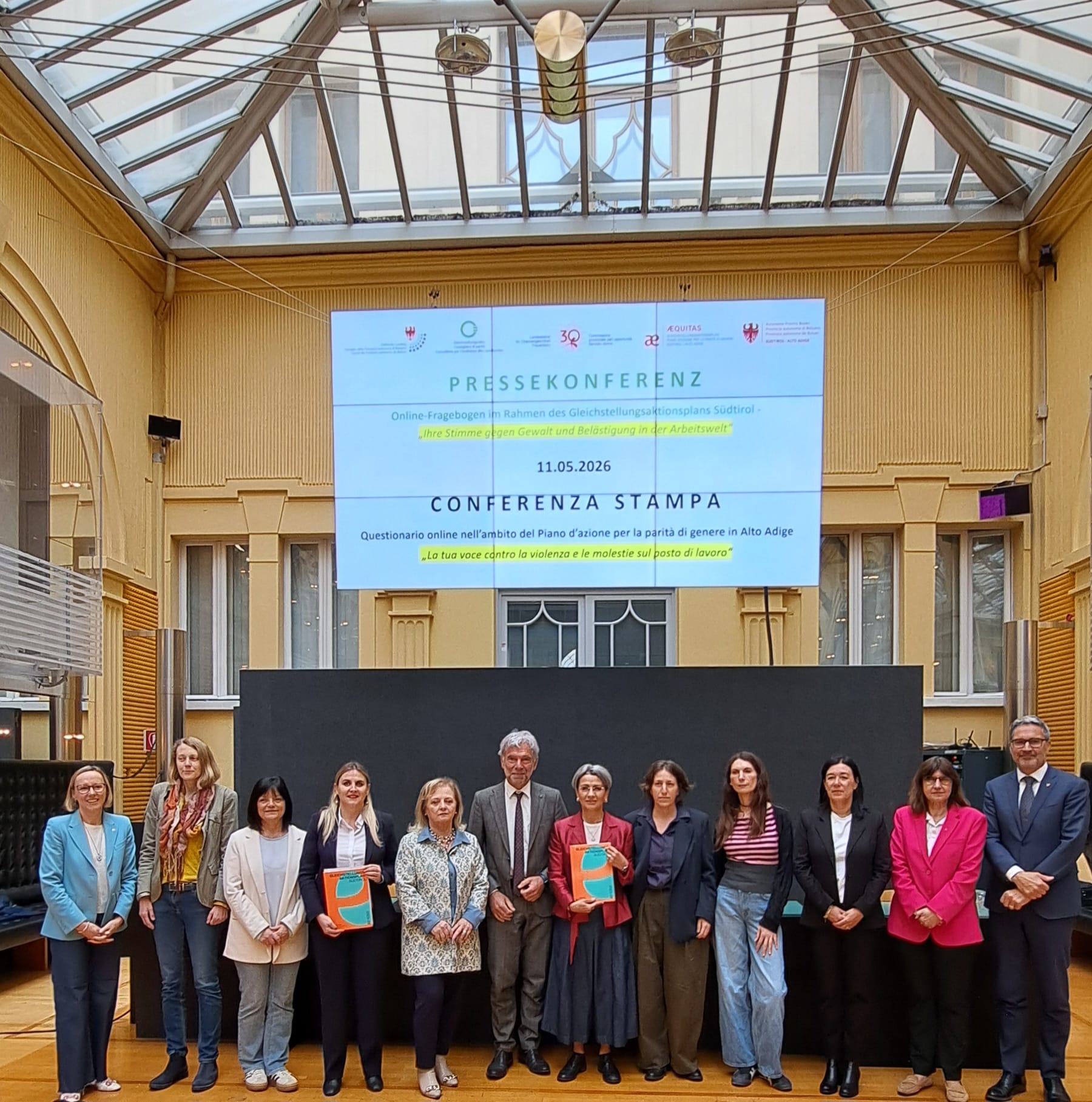 L’ass. Amhof, E. Covi, P. Piffer, U. Oberhammer, E. Casagrande, il presidente del Consiglio provinciale Schuler, la Consigliera di parità Hofer, K. Sordi, A. M. Fiumefreddo, R. Rigamonti, C. Masera e il presidente della Provincia Kompatscher 