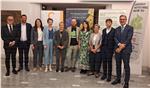 Hanno presentato la campagna contro il mobbing (da sx): Corrarati, Oberstaller, Ohnewein, Zeller, Steck, Rederlechner, Höller, Hofer, Gennaccaro e Kompatscher. (Foto: Ufficio della Consigliera di parità)