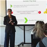 «Ragazze e giovani donne dispongono di istruzione e qualifiche, queste devono però anche tradursi», afferma la Consigliera di parità Brigitte Hofer. (Foto: Ufficio della Consigliera di parità)