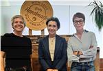 La Consigliera di parità Brigitte Hofer (al centro) con la direttrice della GWB Claudia Haug (a dx) e la responsabile di laboratorio Karin Niederstätter. (Foto: Ufficio della Consigliera di parità)
